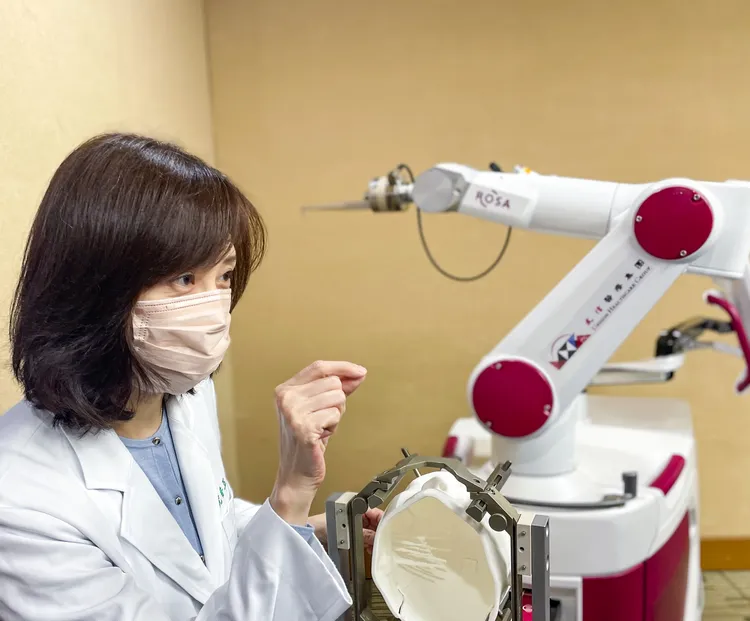 尤香玉（左）說，手術後通常會以2至5年為一期追蹤。賴昀岫攝