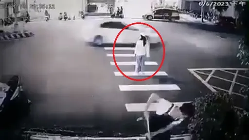 撞飞片|妙龄女斑马线苦等20秒无车要让 差2步过去惨被机车击落