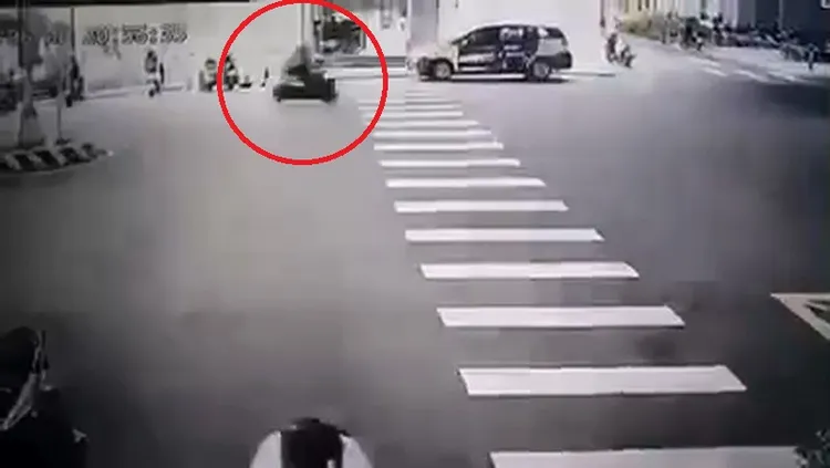 吳女被機車撞飛。翻攝臉書「沙鹿之美」