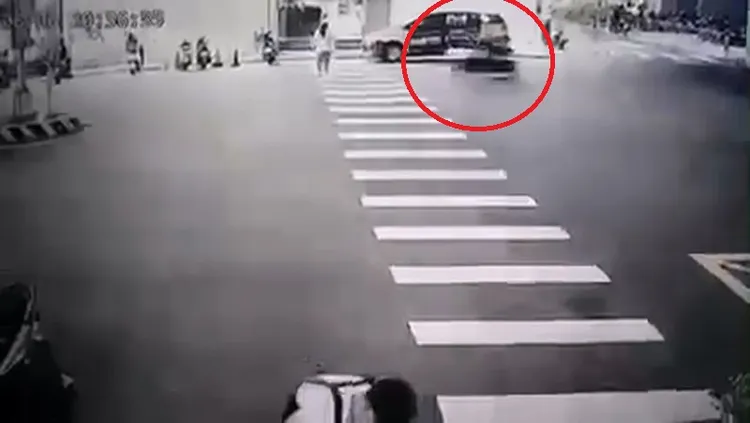 吳女只差2、3步就走到對面，1輛機車突然疾駛而來。翻攝臉書「沙鹿之美」