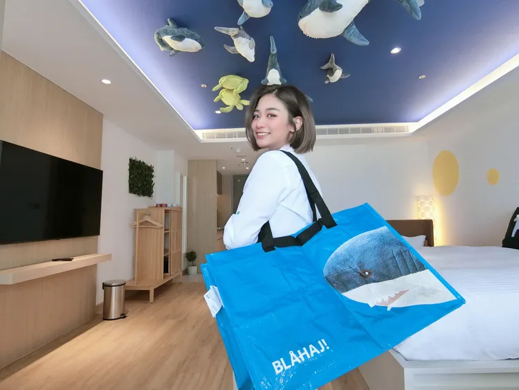 試營運期間開幕專案價，只要4588元起即可入住，IKEA主題房！前100名入住再加贈IKEA鯊鯊購物袋。福容提供