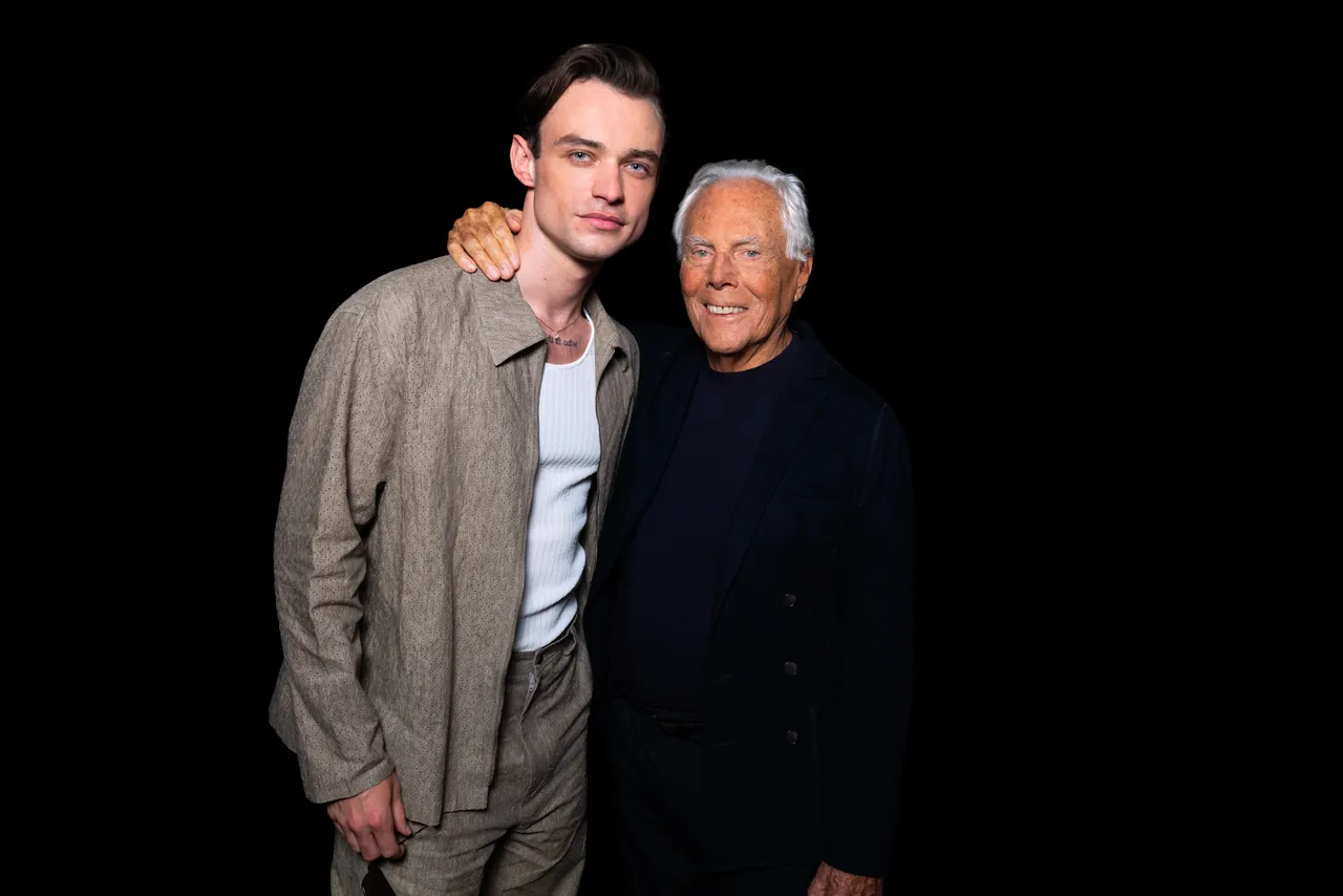 新版影集《花边教主》中表现亮眼的英国男星Thomas Doherty（左）也是大秀的座上宾。品牌提供