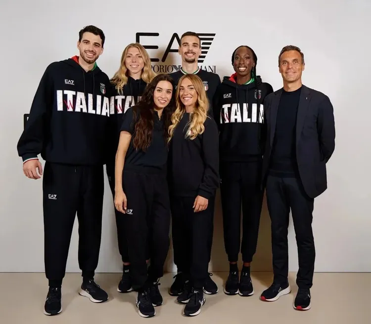 秀上還率先公布了品牌旗下運動支線EA7 EMPORIO ARMANI，為2024巴黎奧運義大利國家代表隊打造的隊服。翻攝conisocial IG