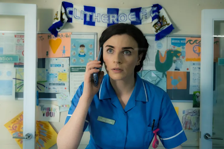 艾琳貝亞片中接到男團演唱會門票中獎電話。台北双喜提供