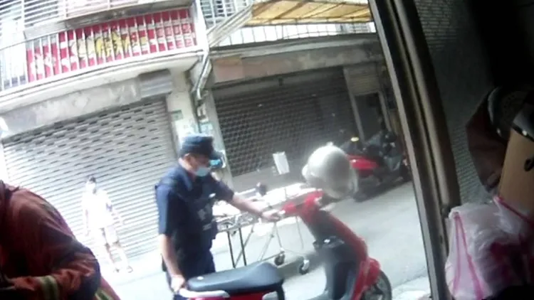 警員協助移走機車。桃園警分局提供