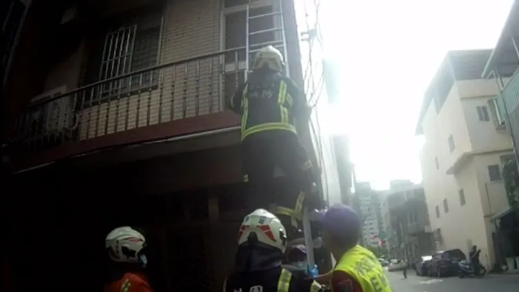 警消攀梯進入屋內。桃園警分局提供