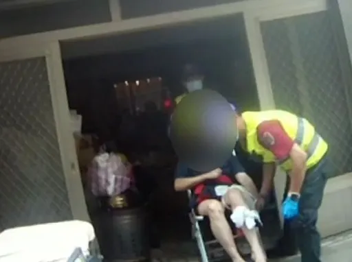男獨自在家洗澡跌斷腿急喊救命　警、消攀梯、清理家具開救護通道