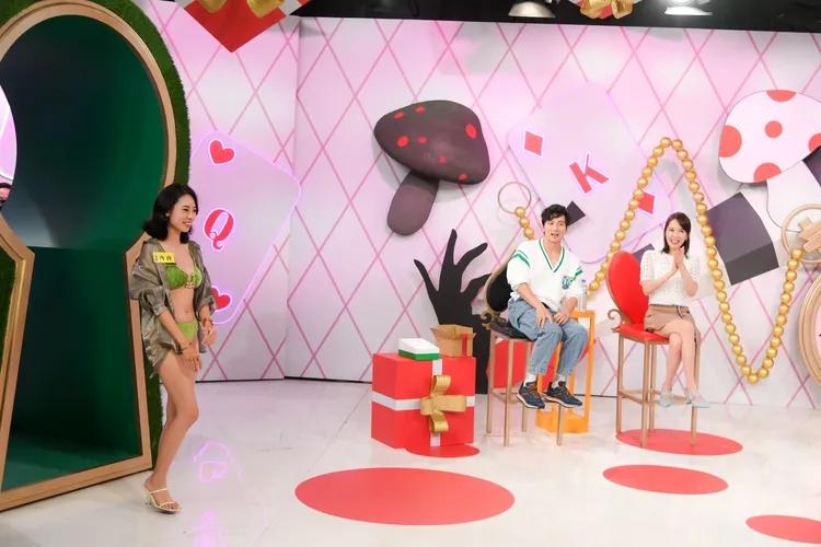 內內當場換上比基尼。三立提供