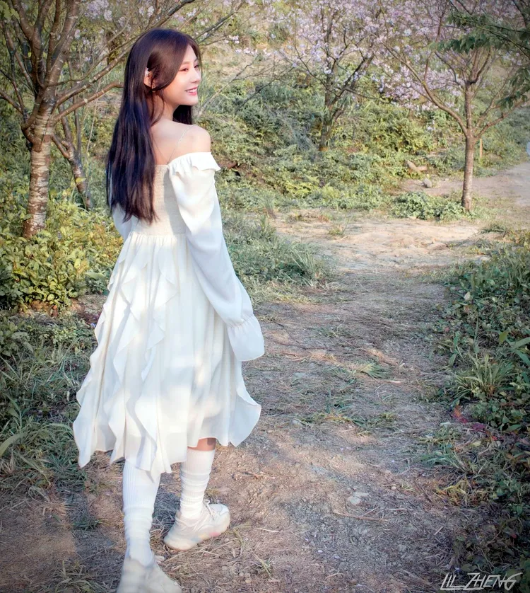 網美小薇甩掉木偶紋垂下巴，讓她從「輕熟女」變「小仙女」。翻攝《小薇薇薇》的粉絲頁