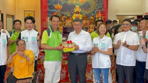 柯P連趕桃園2宮廟參拜 支持者贈「包粽」高喊凍蒜