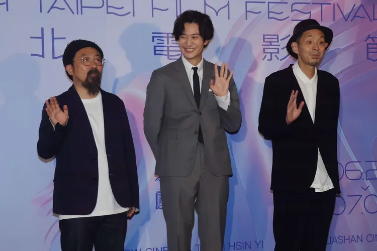 導演山下敦弘（左起）、岡田將生、編劇宮藤官九郎今來台宣傳電影《快一秒的他》。彭欣偉攝