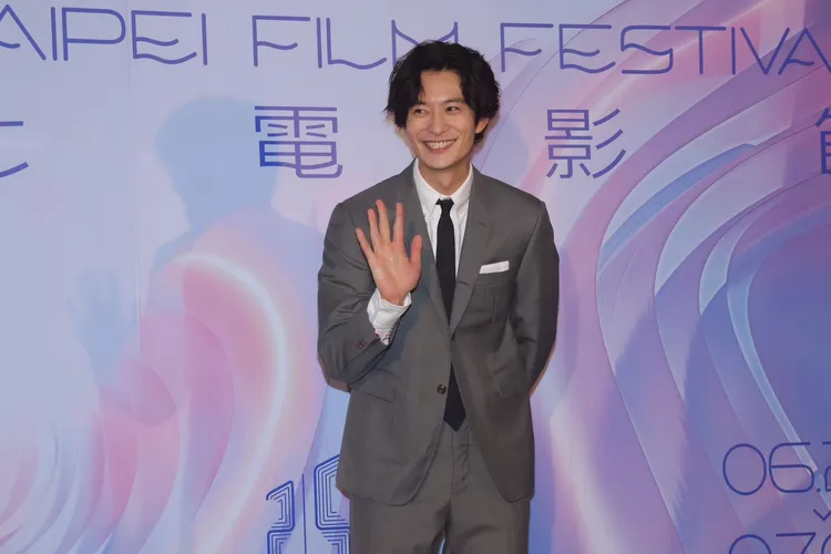 岡田將生被要求擺出可愛的姿勢，一開始靦腆舉起右手。彭欣偉攝