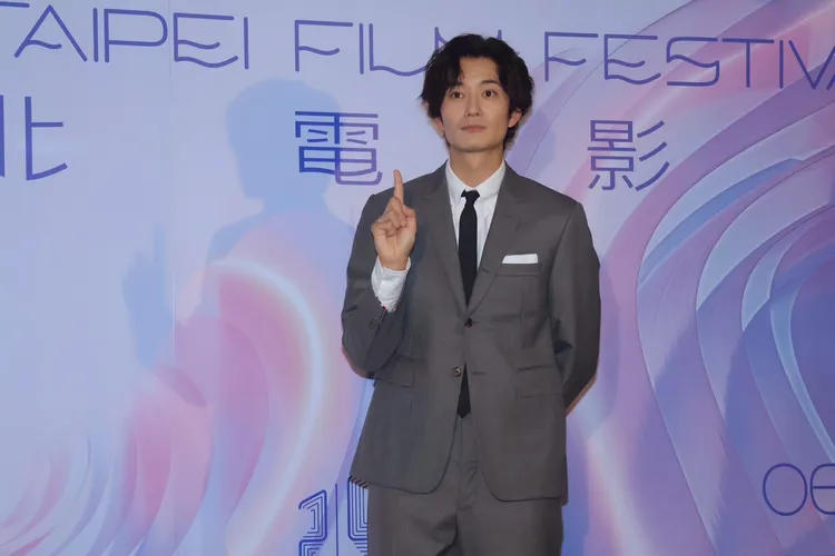 岡田將生比出片名《快一秒的他》的1。彭欣偉攝