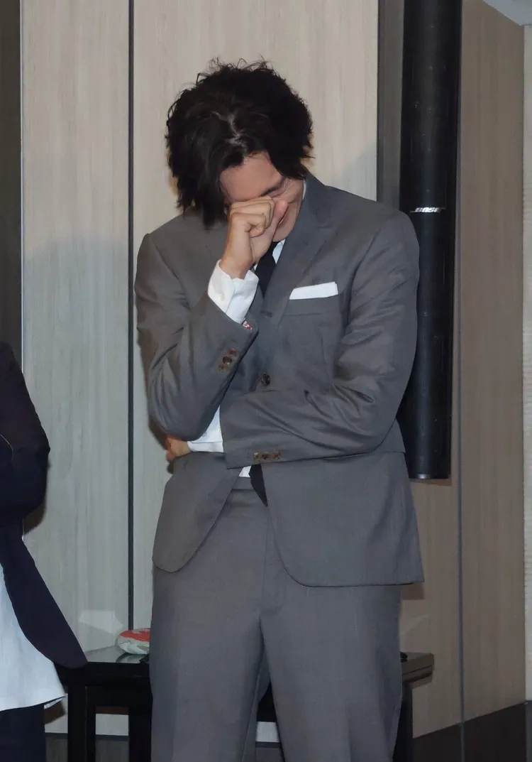 岡田將生在台下看到編劇宮藤官九郎拍照的姿勢，被戳到笑點捧腹大笑。彭欣偉攝