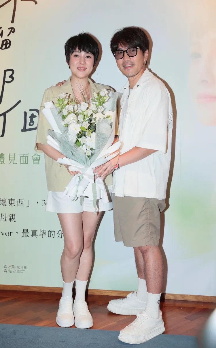 衛斯理（右）笑說老婆在書中講了他一些壞話。彭欣偉攝