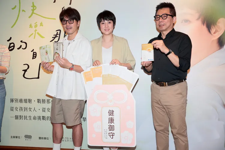 衛斯理（左起）、朱芯儀和滴雞精業者。彭欣偉攝