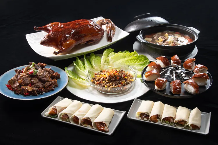 龍軒「烤鴨五吃」分為片皮鴨捲、櫻桃鴨握壽司、三杯杏菇炒鴨骨、蘿蔓松子炒鴨鬆和酸白菜鴨架煲湯，都可以單點供應至凌晨2點。龍軒傳承提供