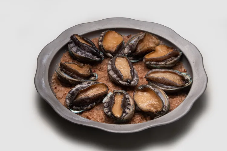 「龍軒傳承」即日起至7/2預訂1萬6800元桌菜，送價值超過3000元的10顆鮮活鮑魚「鹽焗鮮鮑魚」一盤。龍軒傳承提供