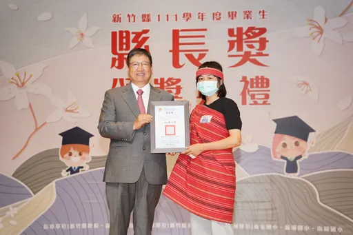 楊文科頒發高、國中畢業生縣長獎得主 勉抱持永不放棄精神為人生努力