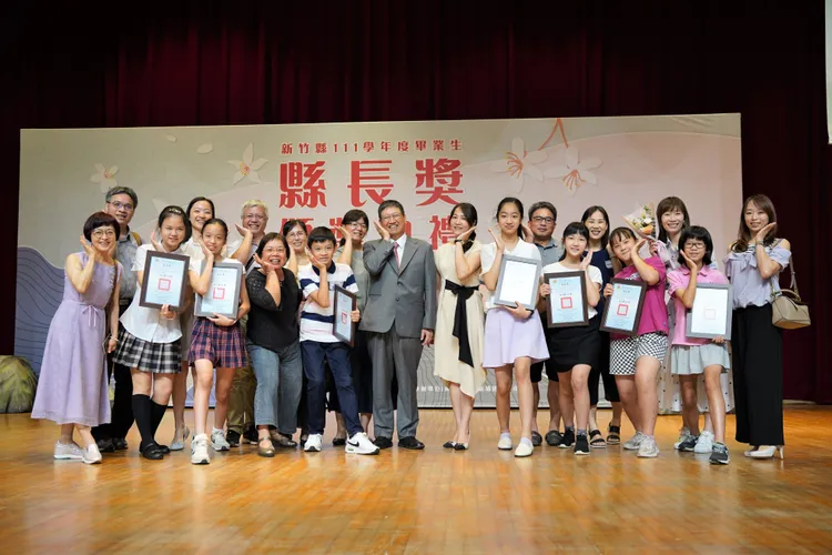 楊文科與獲縣長獎畢業生合照。新竹縣府提供
