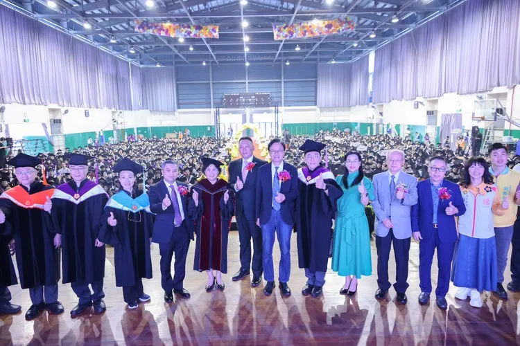 張善政今出席開南大學畢業典禮。桃園市府提供
