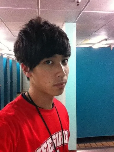 藝人無尊（謝駿毅）跟風秀出自己20歲時的帥照曾是《大學生了沒》班底。翻攝《無尊》粉絲頁