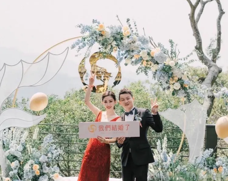 安唯綾（左）和導演老公于中中在2021年結婚。翻攝安唯綾臉書