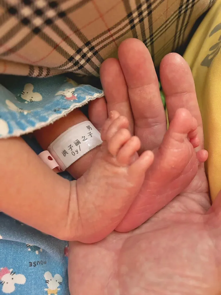「小魚堡」好小的腳丫。洪子涵是安唯綾的本名。翻攝安唯綾臉書