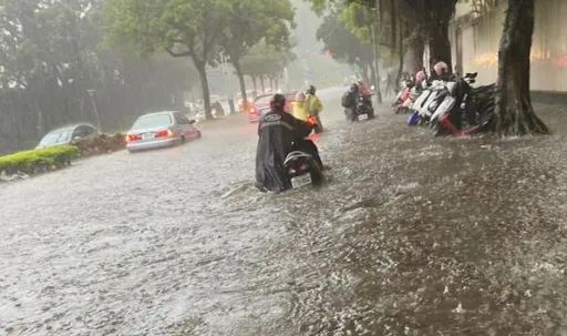 雷雨狂炸!北市內湖淹水成河 水深至機車龍頭害騎士無奈這麼做