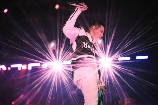 周湯豪高雄巨蛋「費洛蒙」噴射　女舞者露渾圓屁股蛋全場嗨翻天