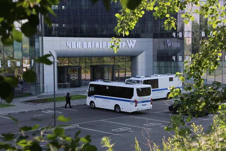 載著警察和俄羅斯國家近衛軍的巴士，停在華格納總部外。路透社