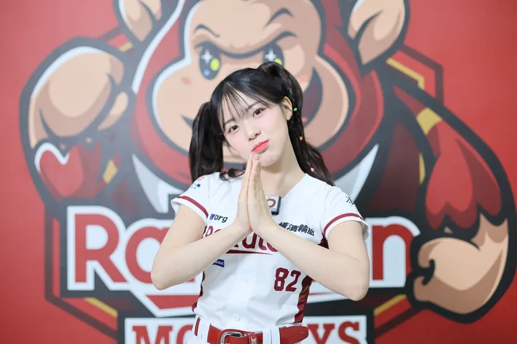 李多慧嘗試「太可愛對不起」，比出道歉手勢。鄭孟晃攝