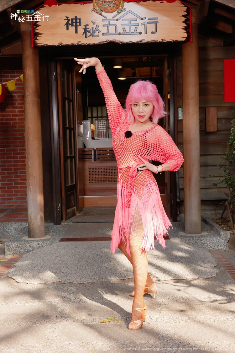 王彩樺為了表演，特地準備粉紅色亮眼舞衣。