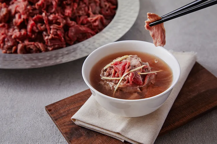 台南遠東香格里拉豐盛自助式早餐即可享用台南現沖牛肉湯。台南遠東香格里拉提供