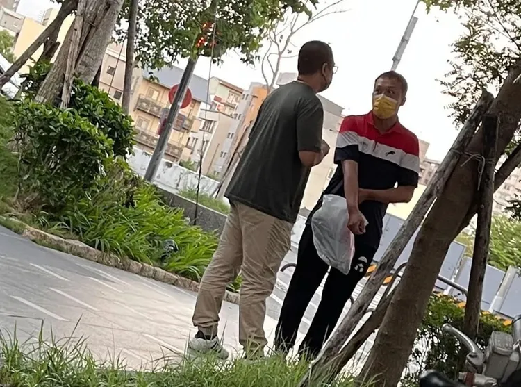 刑警於5月8日重回現場找夏男問話被人拍照，遭誤認是5月4日夏男案發後變裝。資料照片