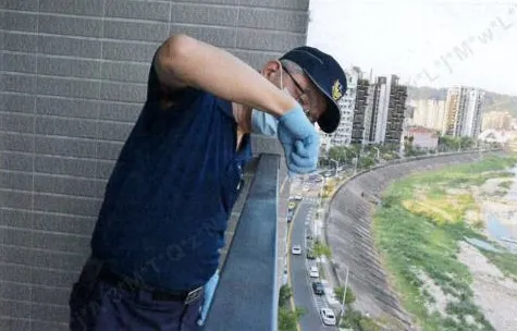 鑑識人員在夏男住處陽台採證。檢方提供