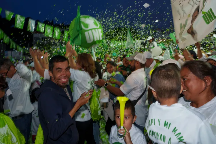 民調領先的前第一夫人托瑞斯，支持者狂歡。美聯社