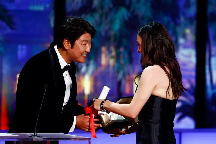 梅薇迪茲達（右）從南韓影星宋康昊手中接過獎座。路透社