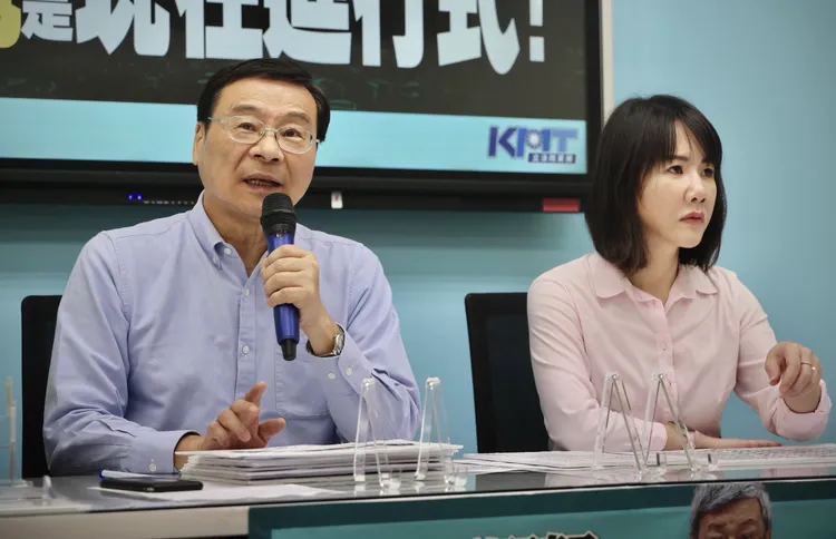 黨團總召曾銘宗（左）與書記長謝衣鳯（右）。林林攝