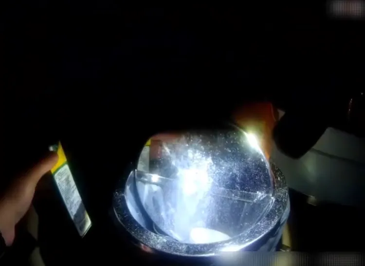 警方在垃圾桶上發現不明粉末。翻攝畫面