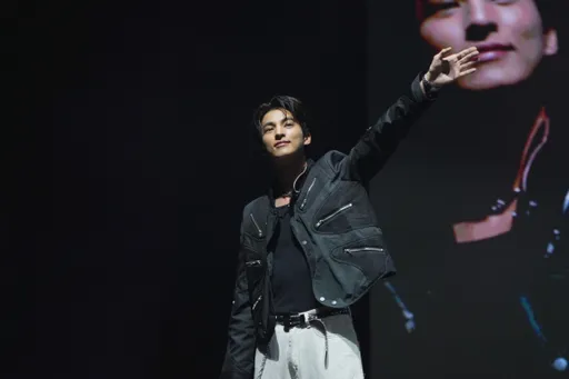 「泰版李敏鎬」Gulf寵粉衝下台走秀 嗨唱《流星雨》欲罷不能