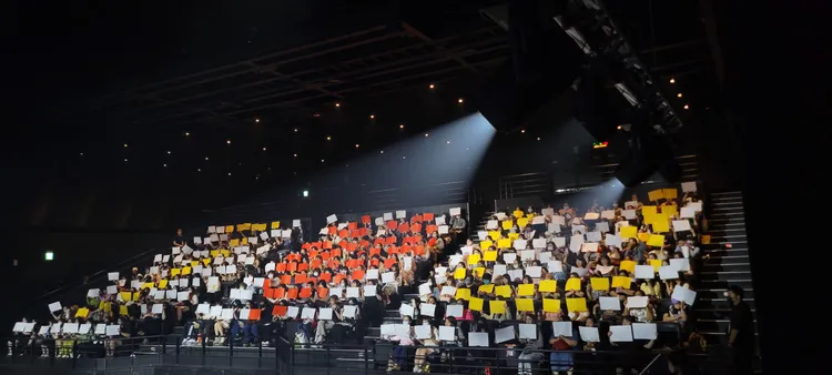 2樓粉絲排出「I ❤️ U」。讀者提供