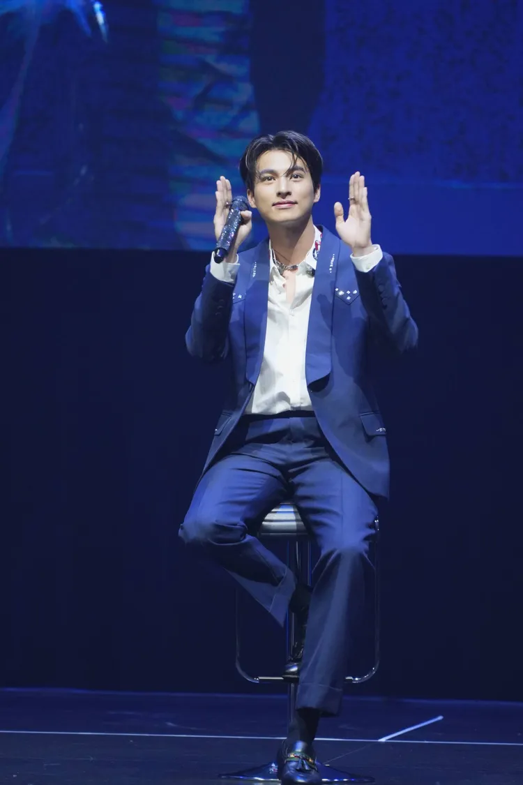 Gulf跟粉絲打招呼。無限娛樂提供