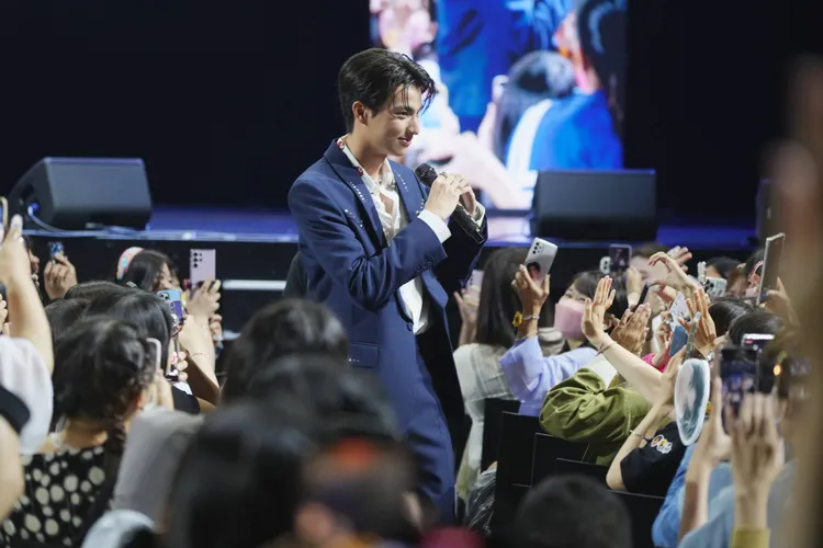 Gulf直接走下台走秀，向粉絲比愛心。無限娛樂提供