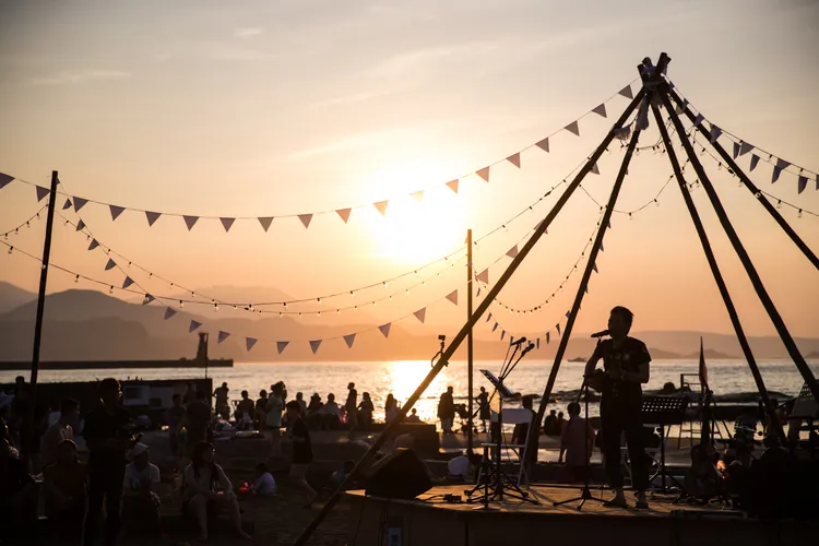 2023島嶼生活節規劃包含水域遊憩活動、在地音樂會、島嶼市集、地方小旅行、沈浸式體驗等，串連在地文化、地方特產等一系列活動。交通部觀光局提供