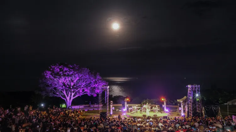 東海岸大地藝術節暨月光海音樂會依著月亮灑下的波光粼粼，配上表演者的演出，還有在地風味市集。交通部觀光局提供