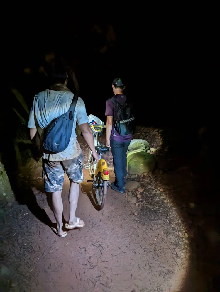 消防人員引導王男下山。民眾提供