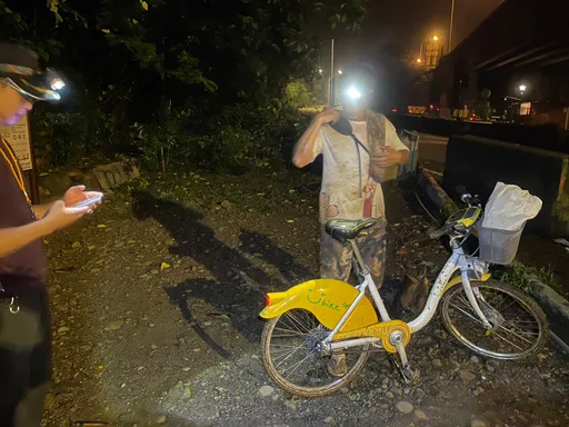 台中男騎Ubike爬苗栗火炎山　整台扛上去！迷路求援獲救