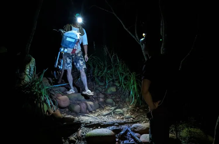 王男想把Ubike扛上火炎山。民眾提供