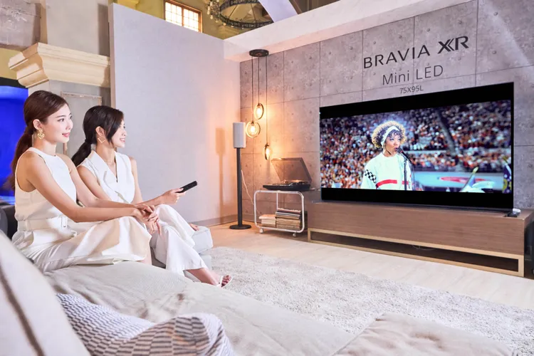 Sony BRAVIA XR X95L系列搭載最新多音域環繞聲場技術進階版，透過超能邊框揚聲器能振動邊框向前投射聲音，讓音效更符合畫面裡的位置，傳遞具有空間感的聆聽感受。Sony提供